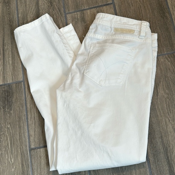 Calvin Klein white jeans skinny crop size 2. 5 pocket. Studs on front only - Picture 1 of 6